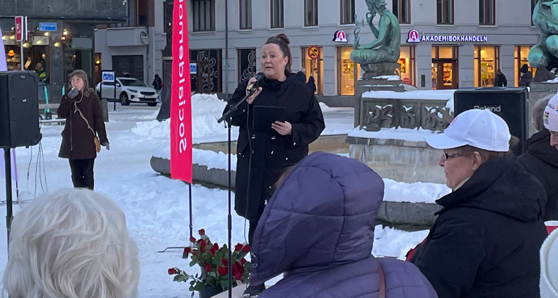 Christine Marttila håller tal på Järntorget i Göteborg 8 mars 2023